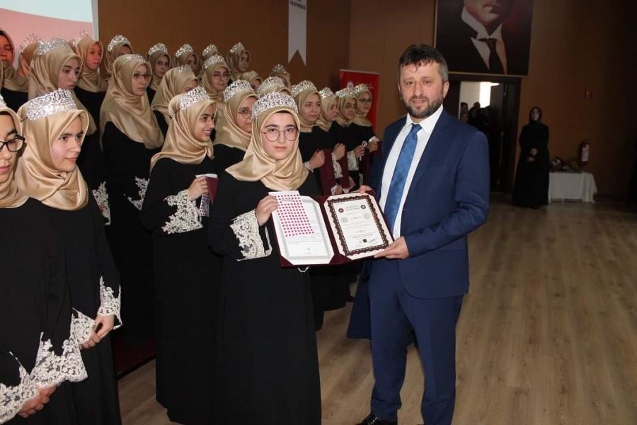 HAFIZ KIZLAR İCAZET BELGELERİNİ ALDI