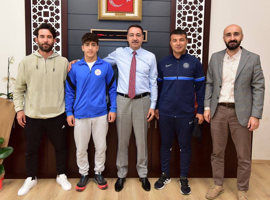 GÜREŞÇİ EĞİTİM MERKEZİ SPORCULARI OLİMPİYATLARA GİDİYOR