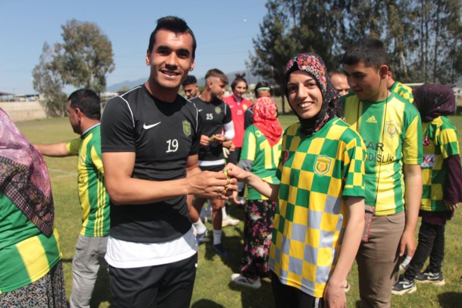 FUTBOLCULARA BİLEKLİK HEDİYE ETTİLER