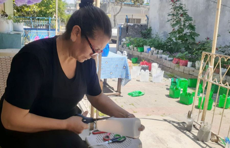PLASTİK KAPLARI SANAT ESERİNE DÖNÜŞTÜRÜYOR