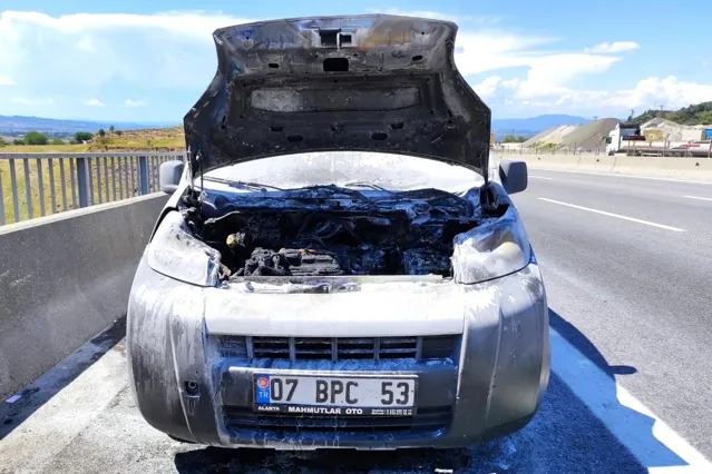 Seyir halindeyken yanan araca itfaiye müdahale etti